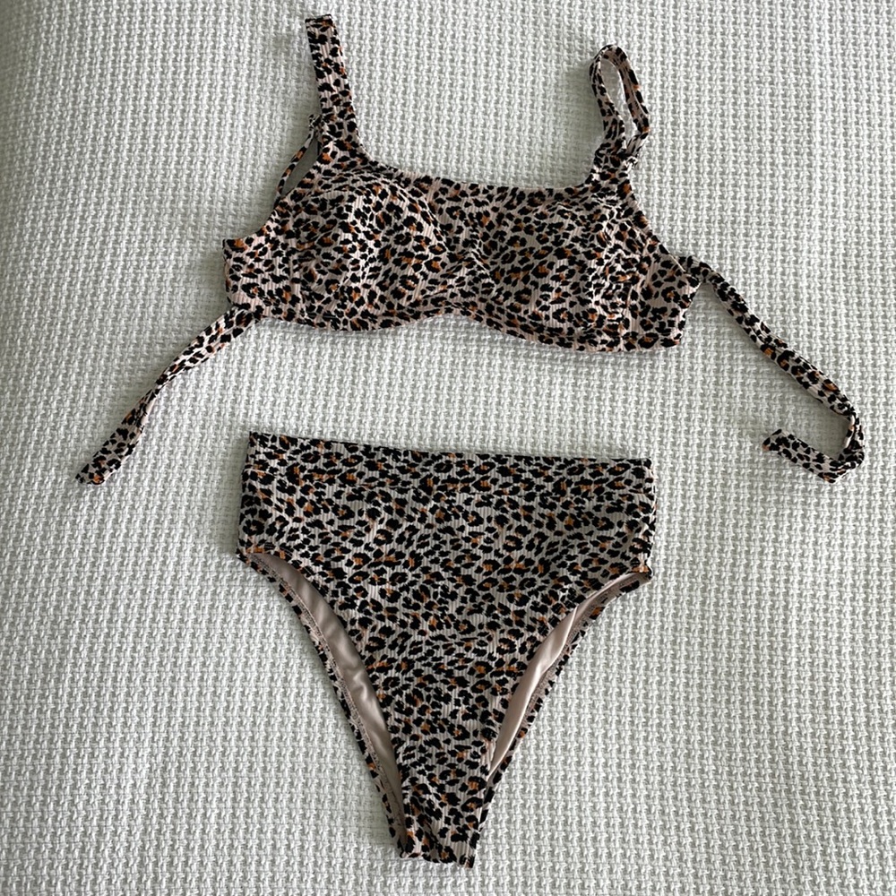 2-piece leopard print swimsuit